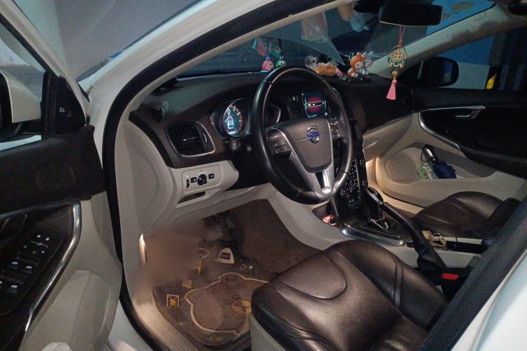 Used Volvo V40 2016 T4 Smart Luxury Edition
