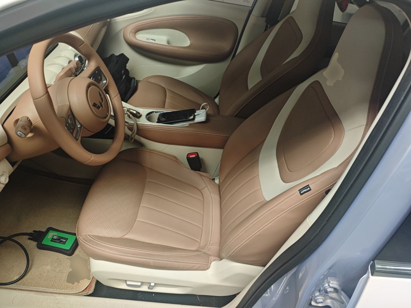 المقاعد الأمامية داخل السيارة