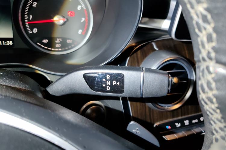 Used Mercedes-Benz GLC 2018 Facelift GLC 260 4MATIC Luxury Edition Gear Lever