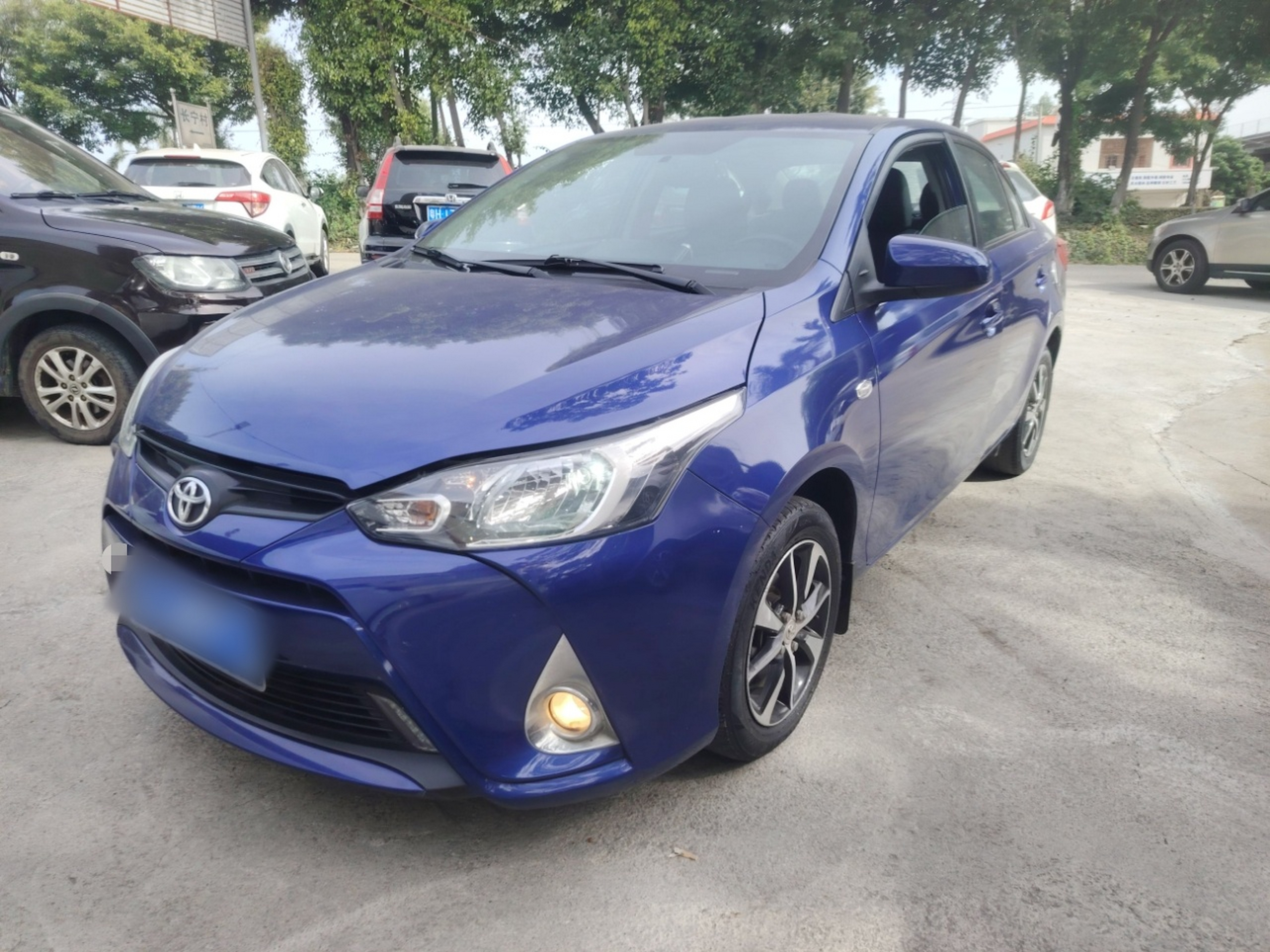 تحت مقدمة السيارة