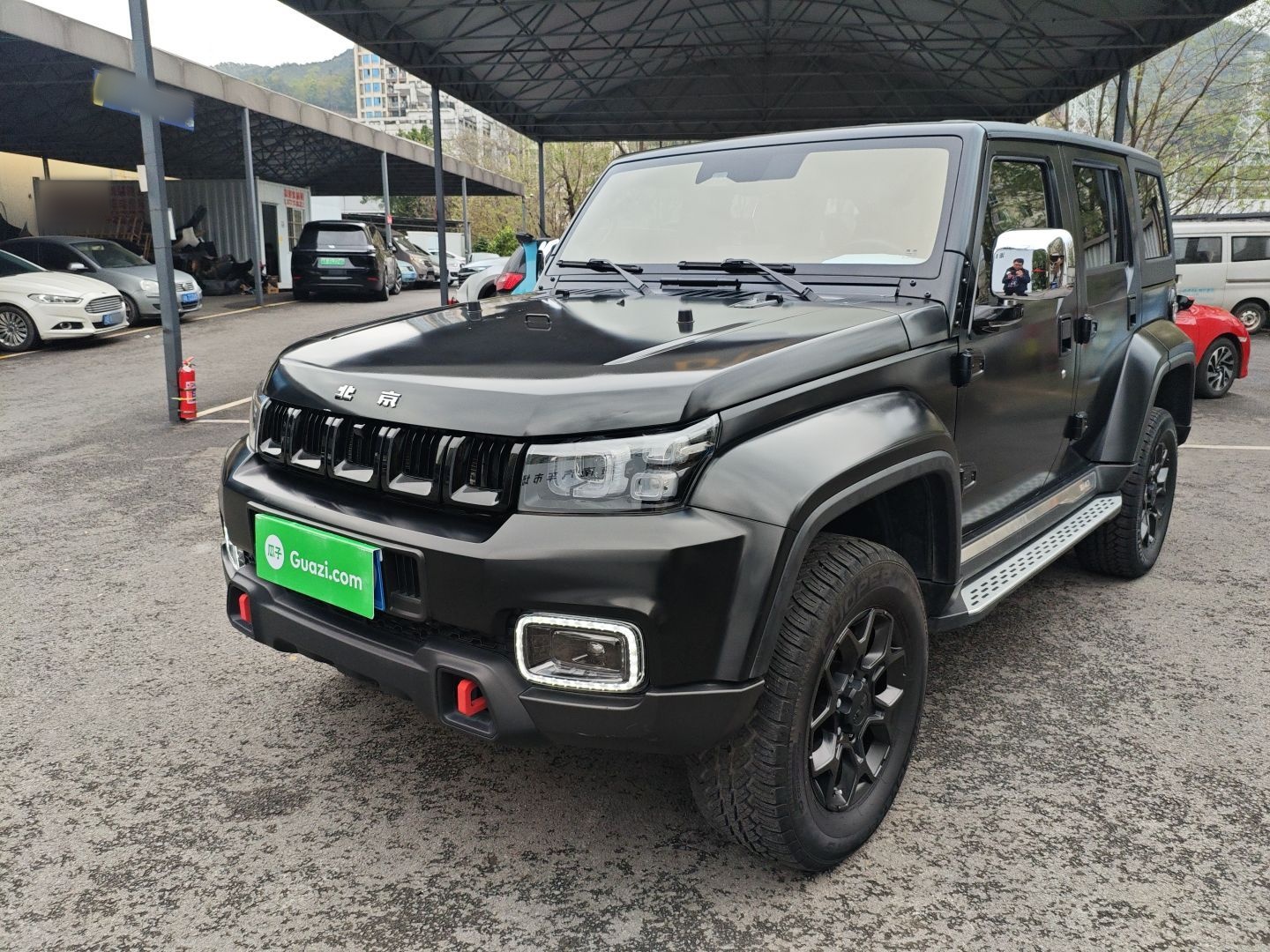 Под передней частью автомобиля