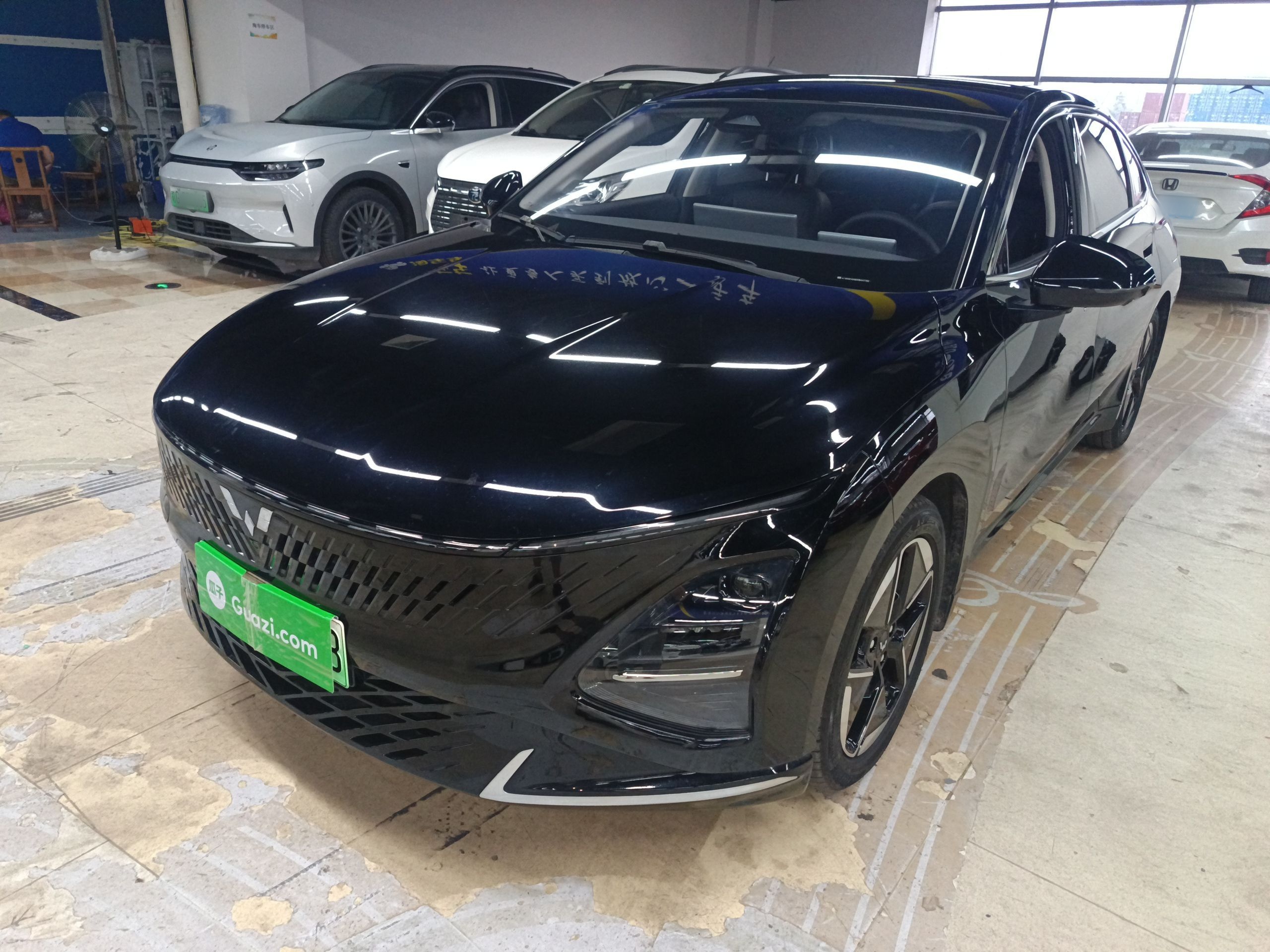 Под передней частью автомобиля