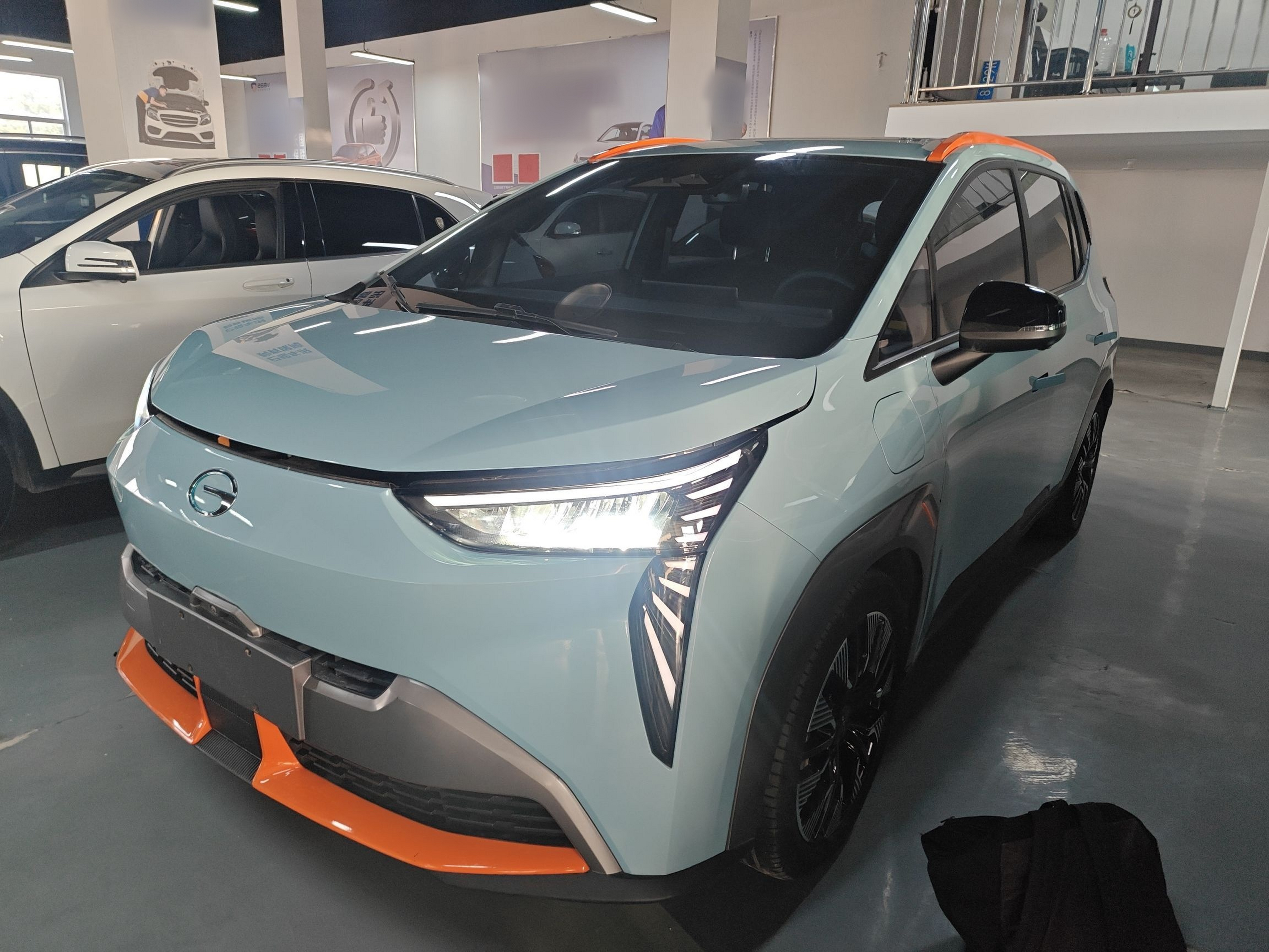 Под передней частью автомобиля