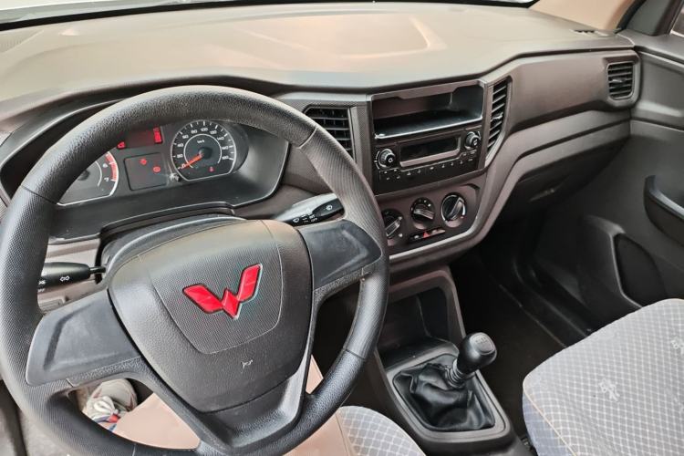 Used Wuling Hongguang V 2021 1.5L Jingqu Edition Enclosed-Window Vehicle LAR Center Console