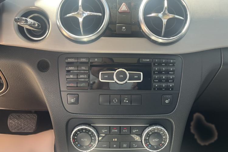 Used Mercedes-Benz GLK-Class 2013 GLK 300 4MATIC Dynamic Sunroof Model Interior 4