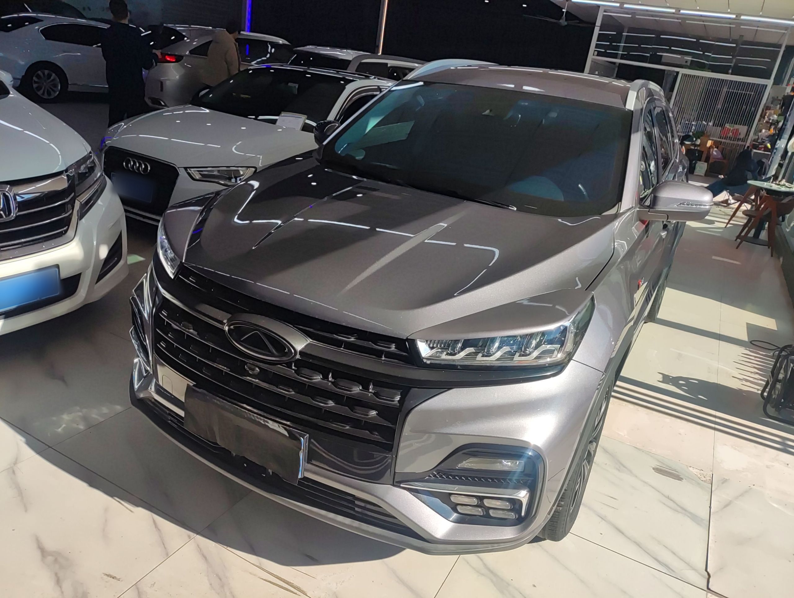 Под передней частью автомобиля