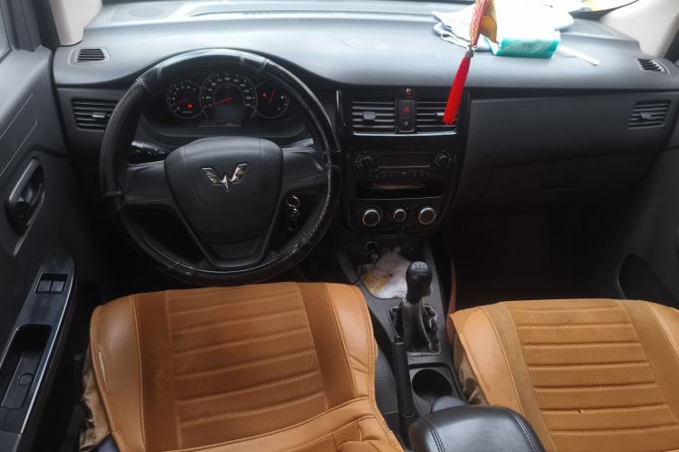 Used Wuling Rongguang V 2016 1.5L Practical Version Non-Power-Assisted Center Console