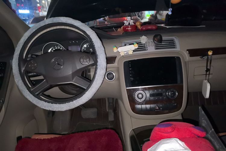 Used Mercedes-Benz R-Class 2011 R 350 L 4MATIC Center Console