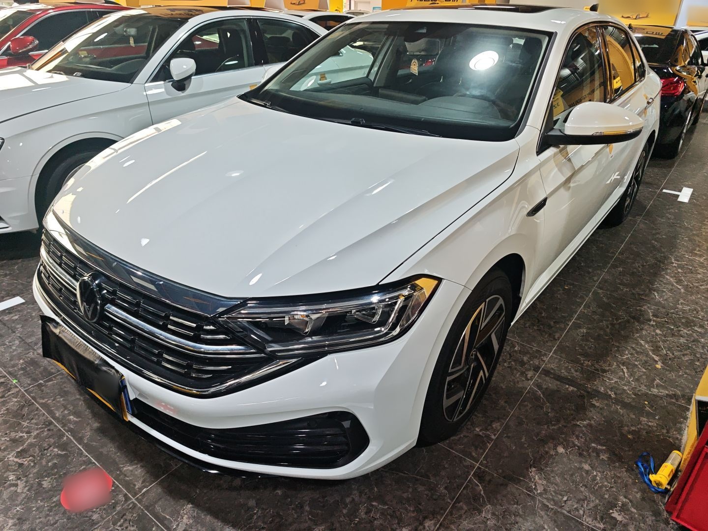 Под передней частью автомобиля