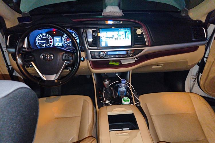 Used Toyota Highlander 2015 2.0T Two-Wheel Drive Luxury Edition 7 Seats Center Console