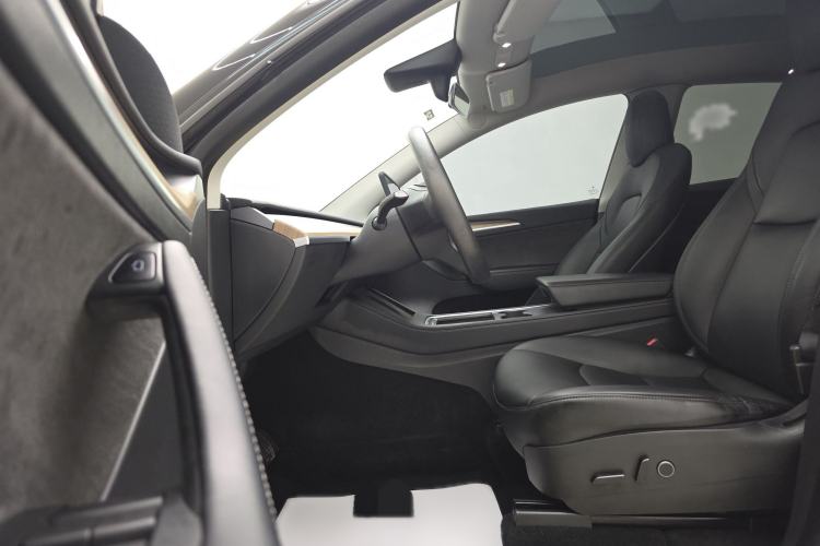 Used Tesla Model Y 2022 Long-Range All-Wheel-Drive Version Interior 1