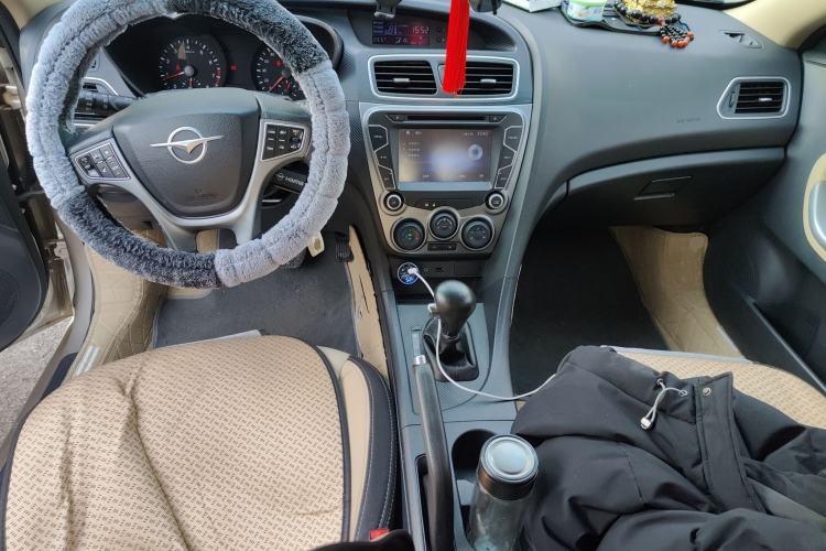 Used Haima Fumei 2014 M5 1.6L Automatic Elite Model Center Console