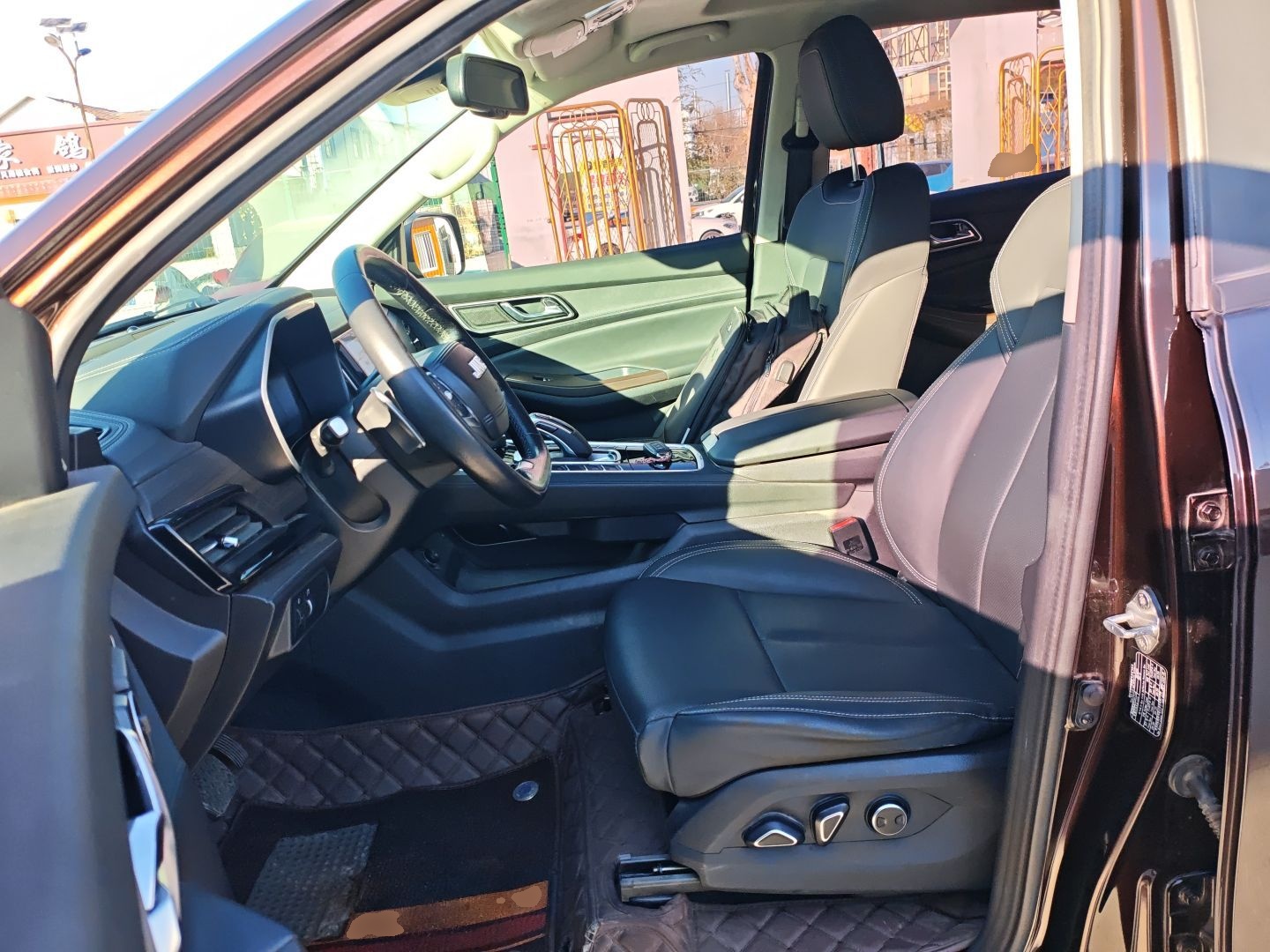 المقاعد الأمامية داخل السيارة