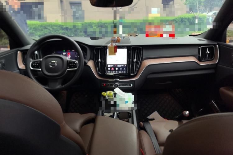 Used Volvo XC60 2024 B5 4x4 Smart Luxury Edition Center Console