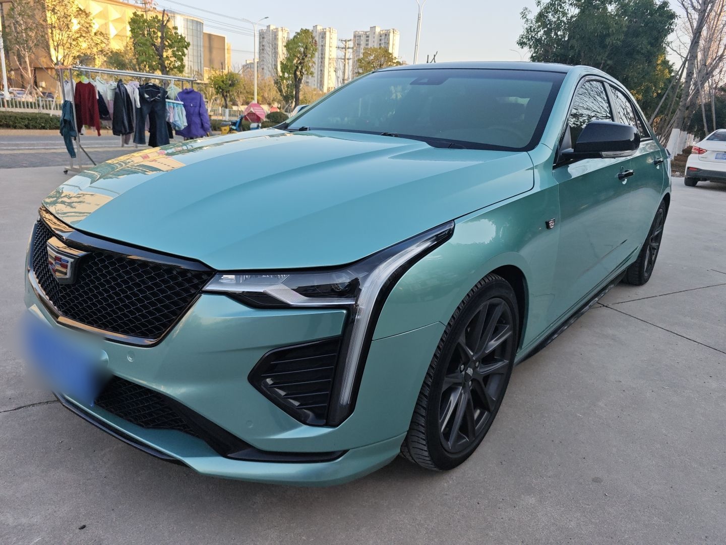 Под передней частью автомобиля