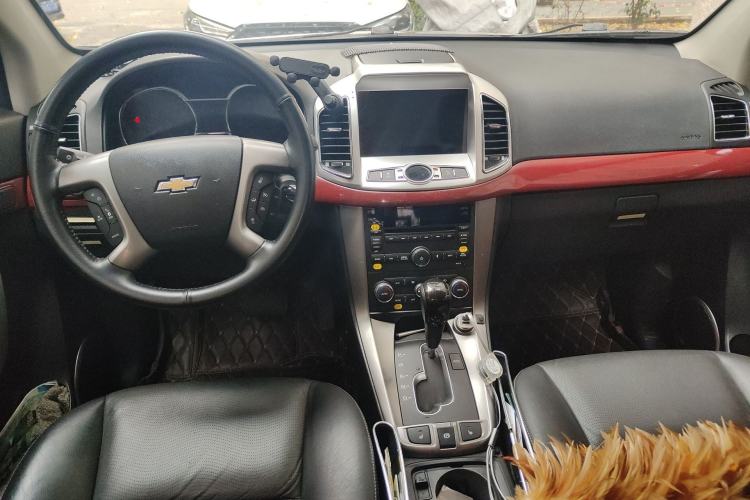 Used Chevrolet Captiva 2015 2.4L 4x4 Flagship Edition 7-Seater Center Console