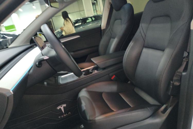 Used Tesla Model Y 2023 Long-Range All-Wheel-Drive Version
