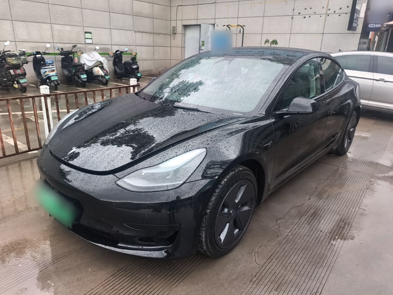 Под передней частью автомобиля