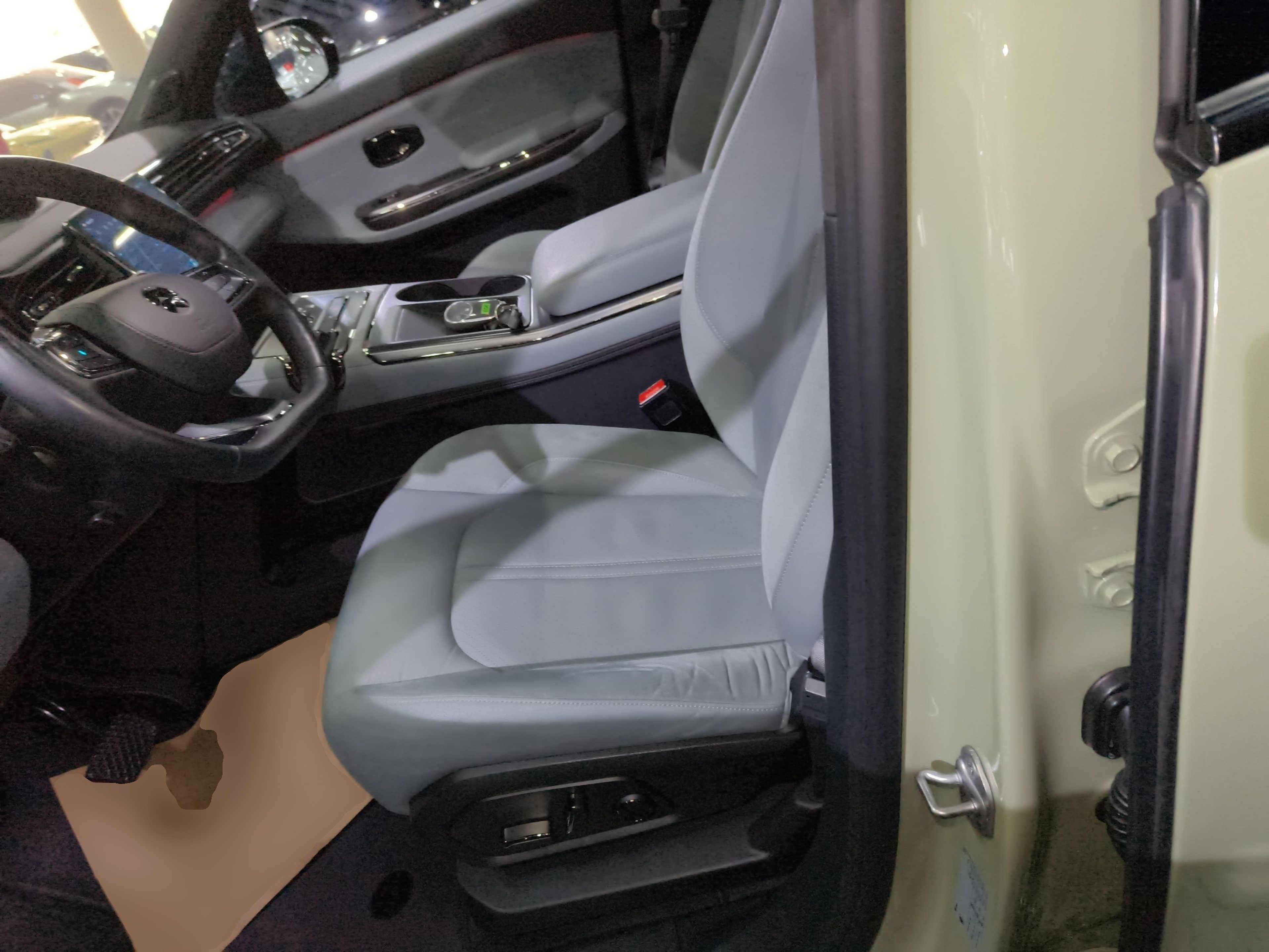 Переднее сиденье в автомобиле