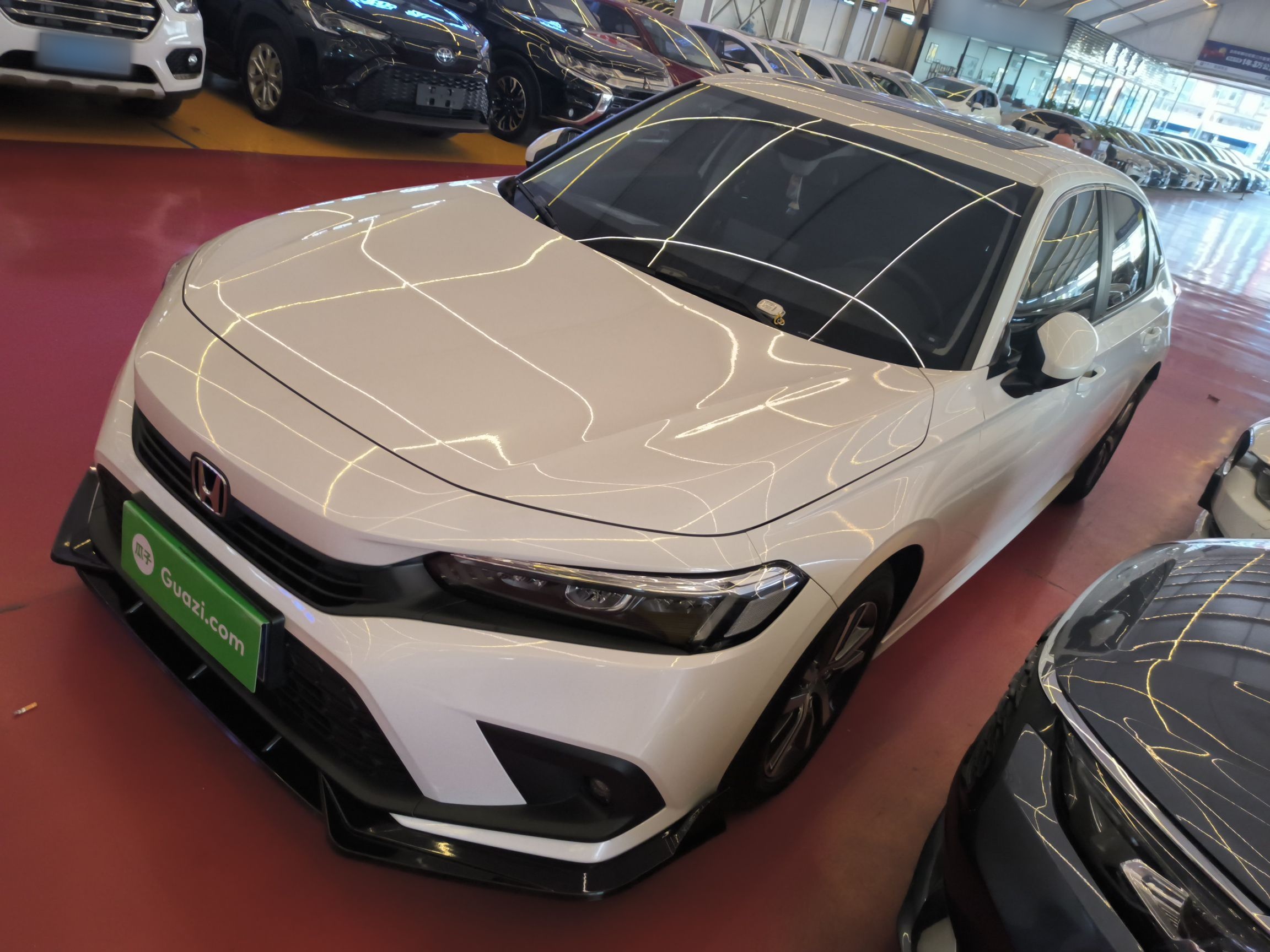 تحت مقدمة السيارة