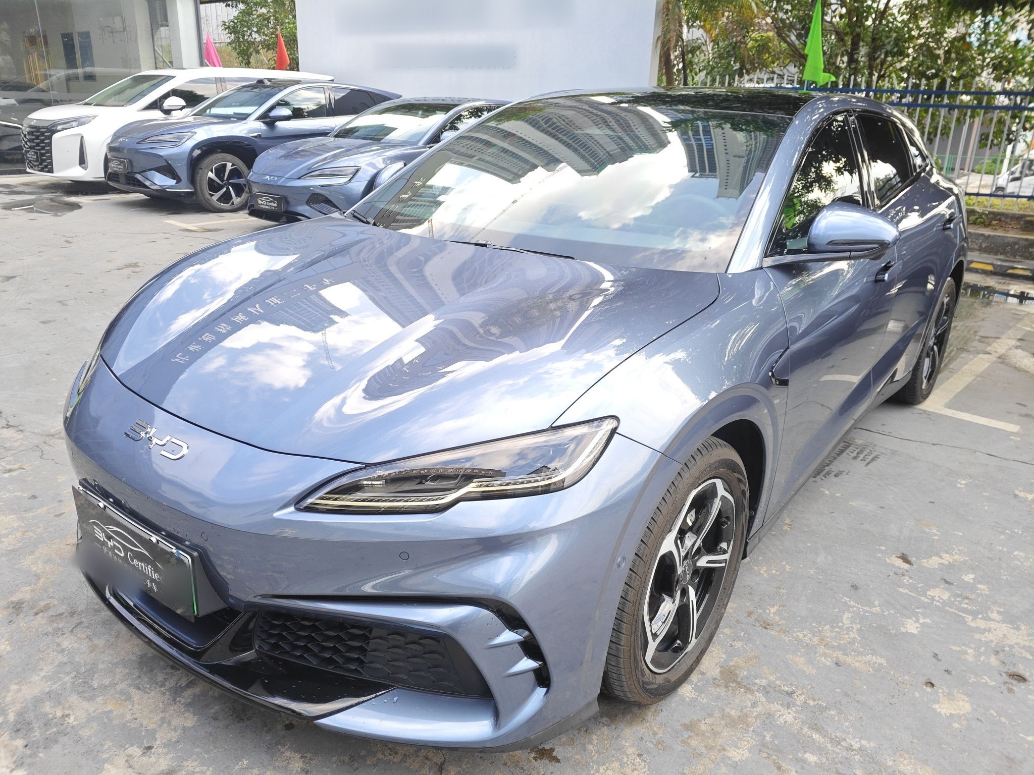 تحت مقدمة السيارة