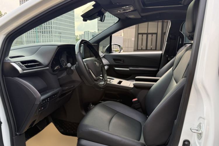 Used Toyota Granvia 2024 2.5L Hybrid Luxury Edition Interior 1