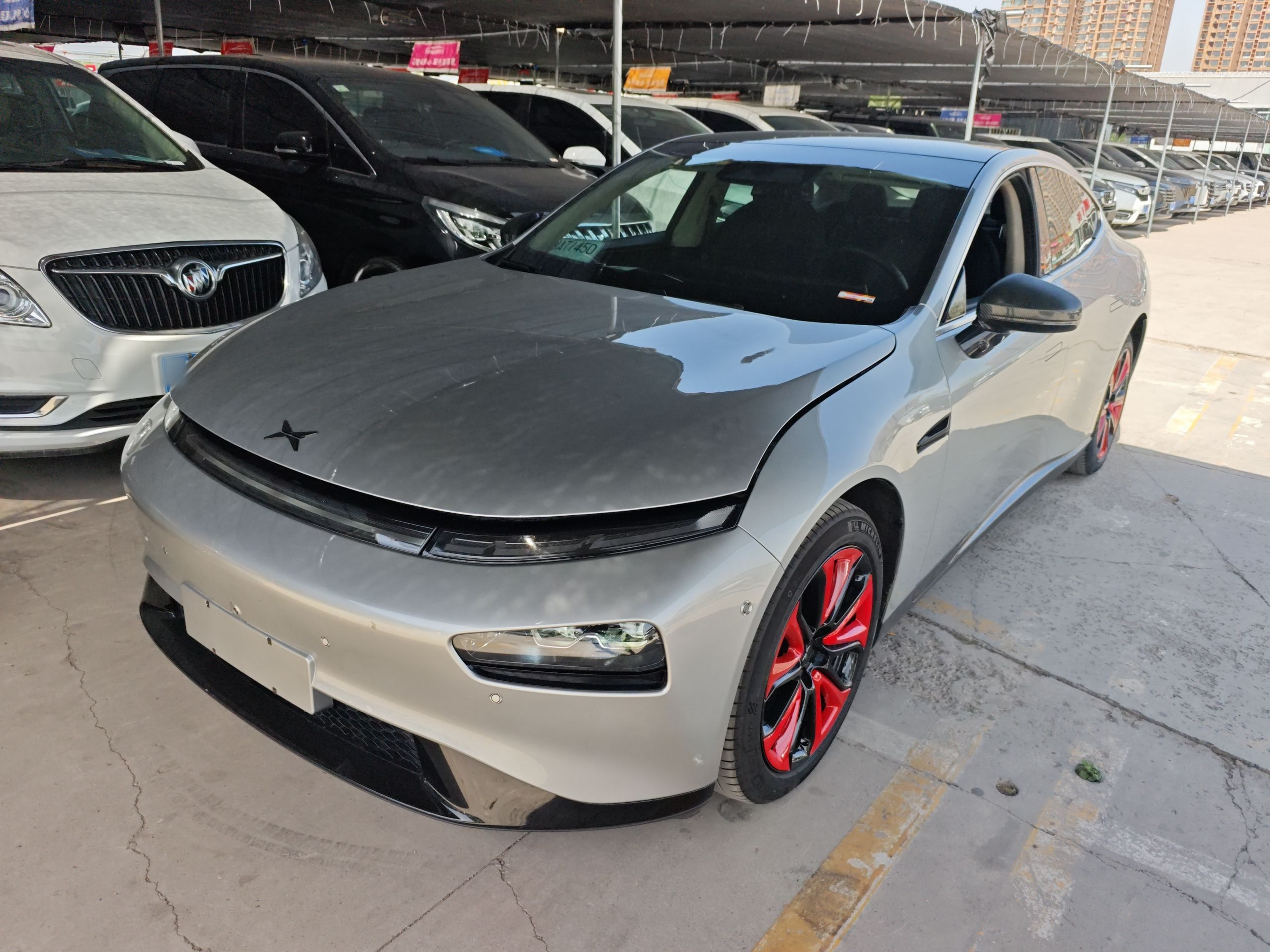 Под передней частью автомобиля