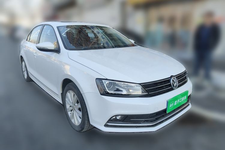 Used Volkswagen Sagitar 2015 230TSI Automatic Comfort Version Front Right 45 Deg