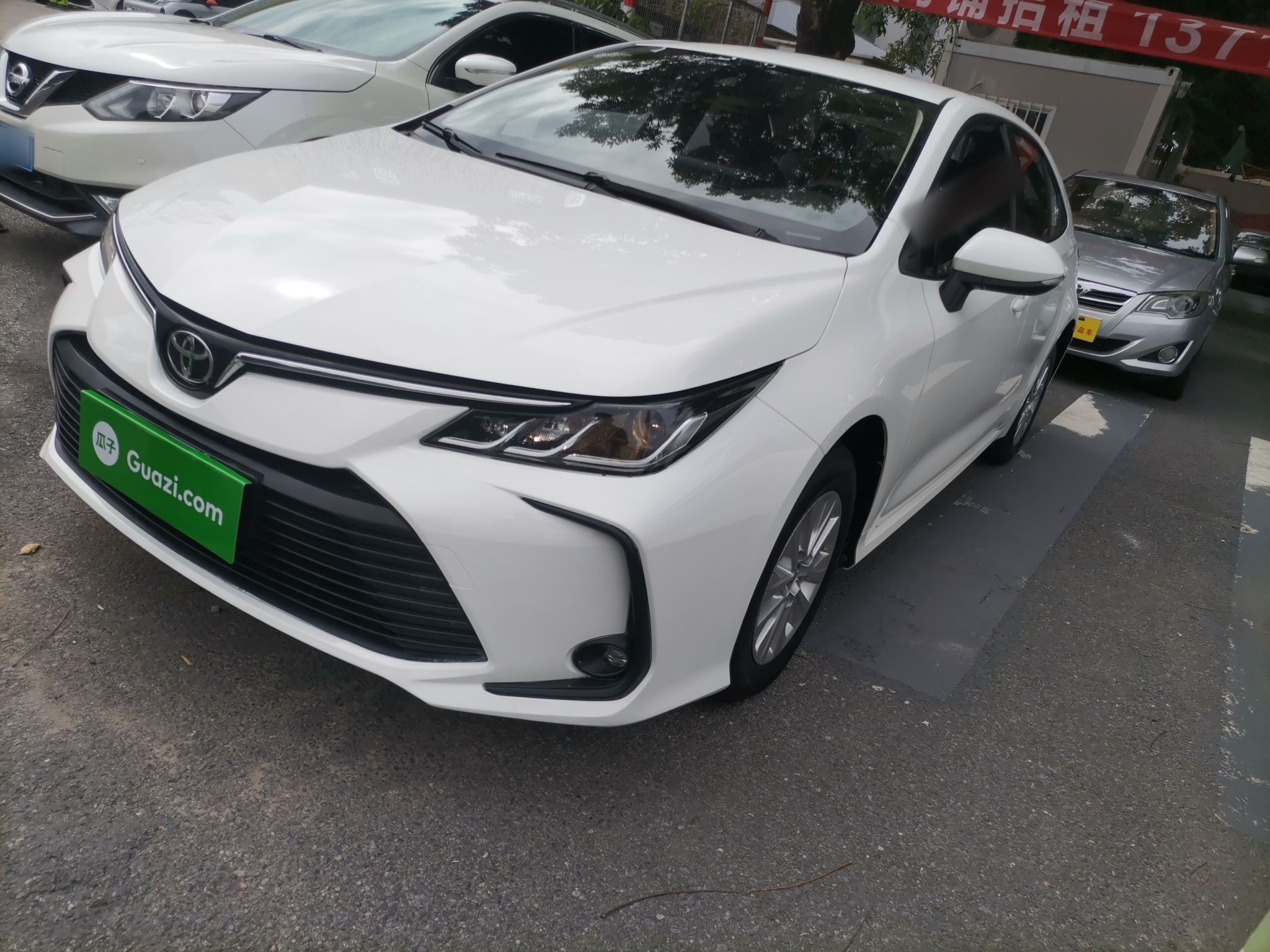 تحت مقدمة السيارة