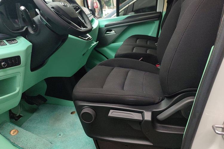 Used SAIC MAXUS Xintu V70 2023 2.0T Elite Edition Automatic Short Wheelbase Low Roof – 5/6 Seats