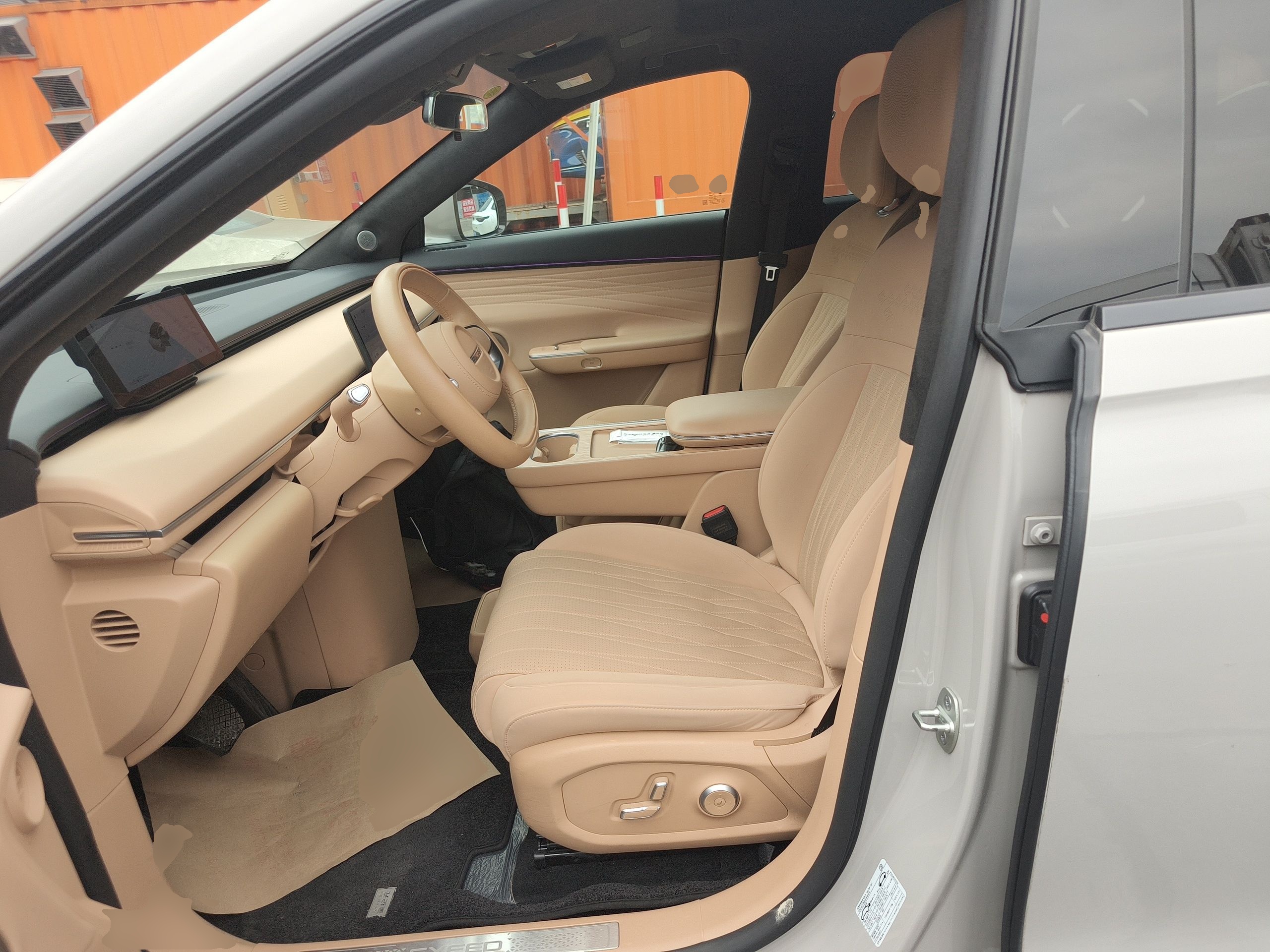 المقاعد الأمامية داخل السيارة