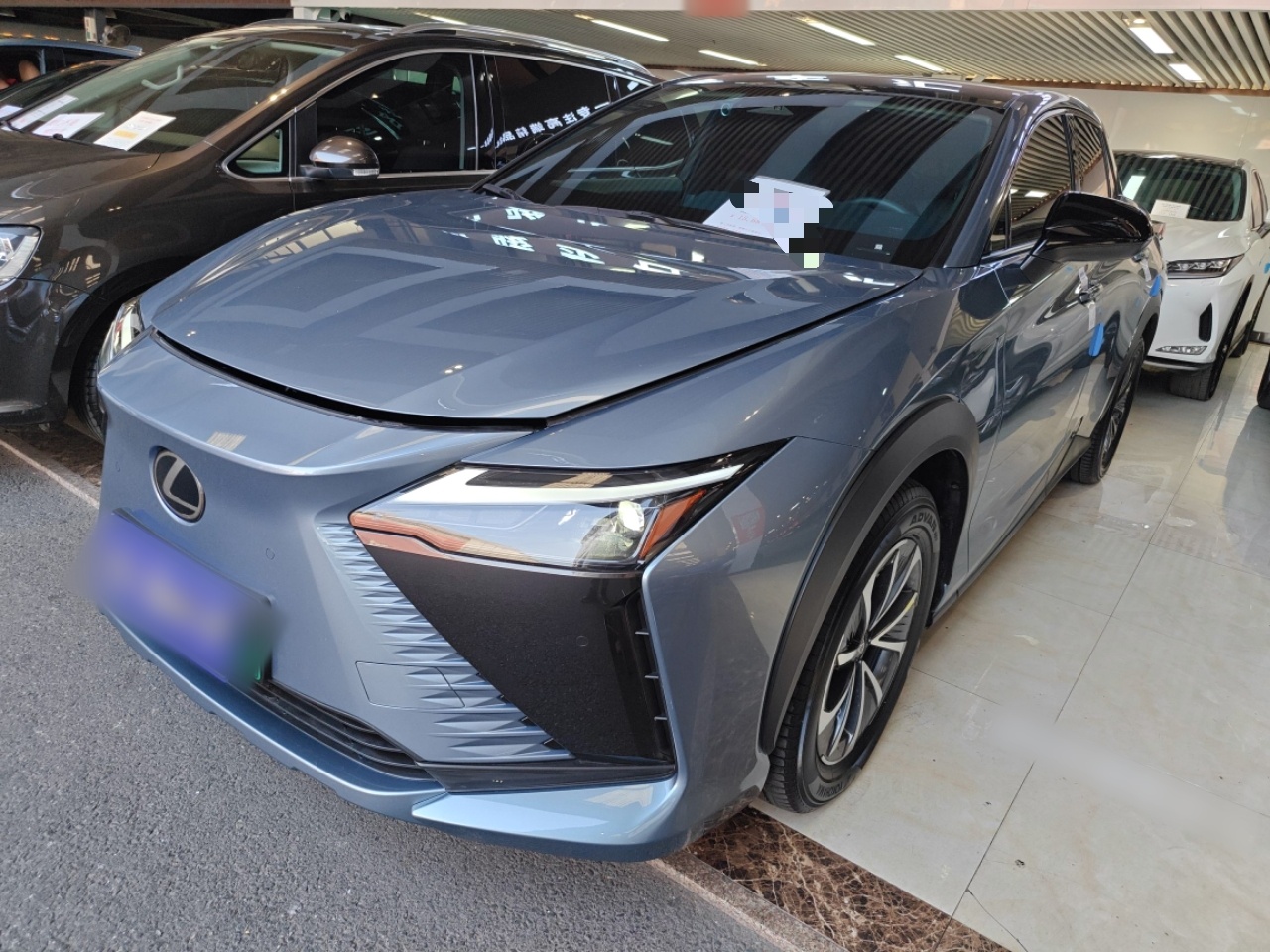 Под передней частью автомобиля