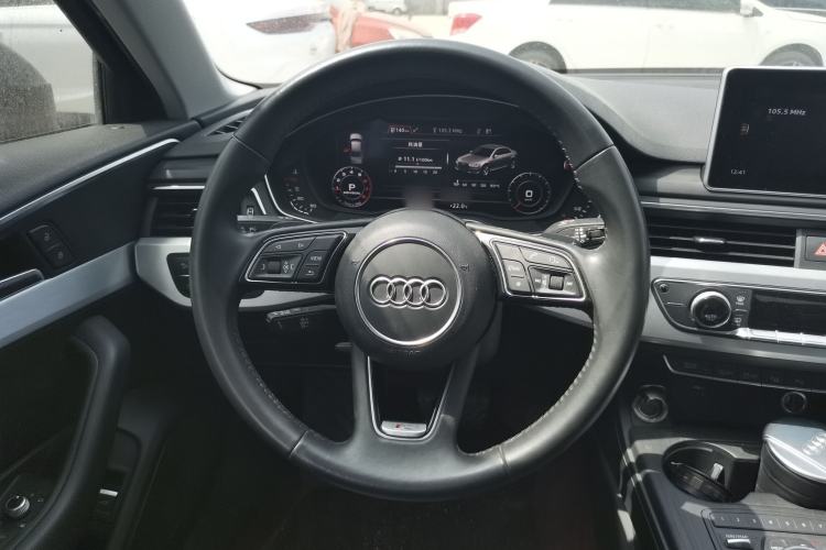 Used Audi A4L 2019 40 TFSI Fashion Edition China VI Emission Standard Steering Wheel