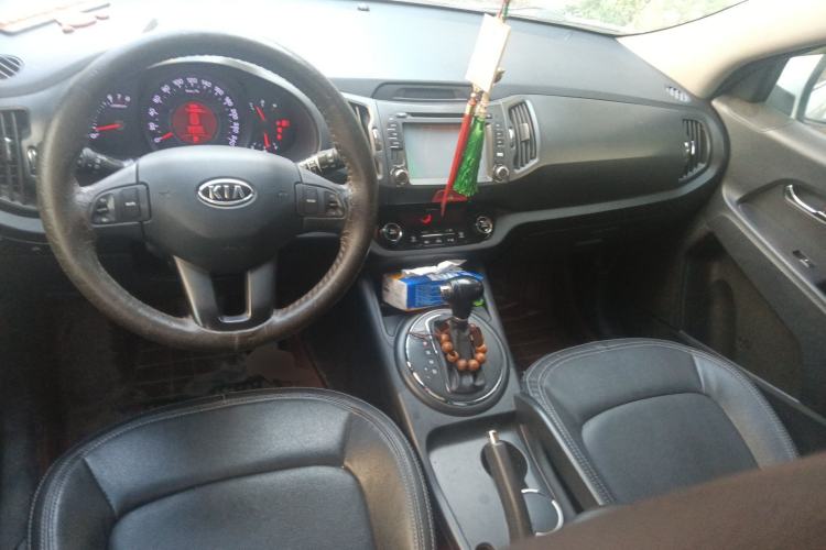 Used Kia Sportage R 2011 2.0L Automatic Two-Wheel Drive GL Center Console