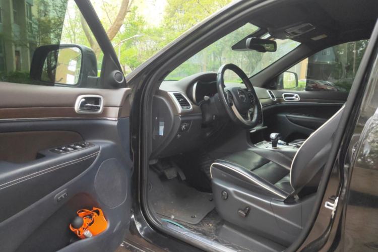 Used Jeep Grand Cherokee 2015 3.6L Luxury Navigation Edition Driver Seat