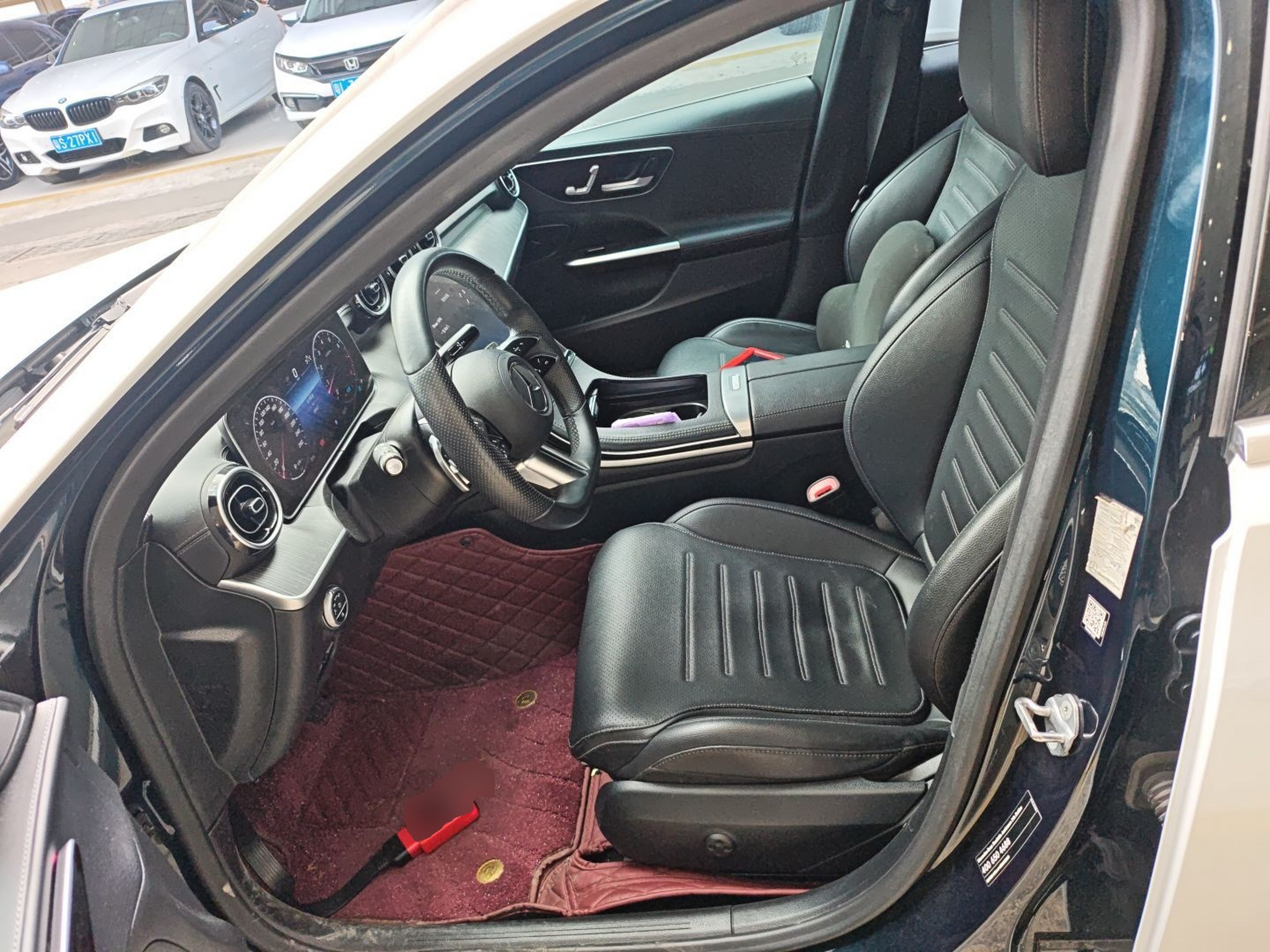 المقاعد الأمامية داخل السيارة