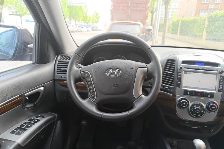 Used Hyundai Santa Fe Classic 2011 2.4 Comfort Edition 7-Seater Two-Wheel Drive
