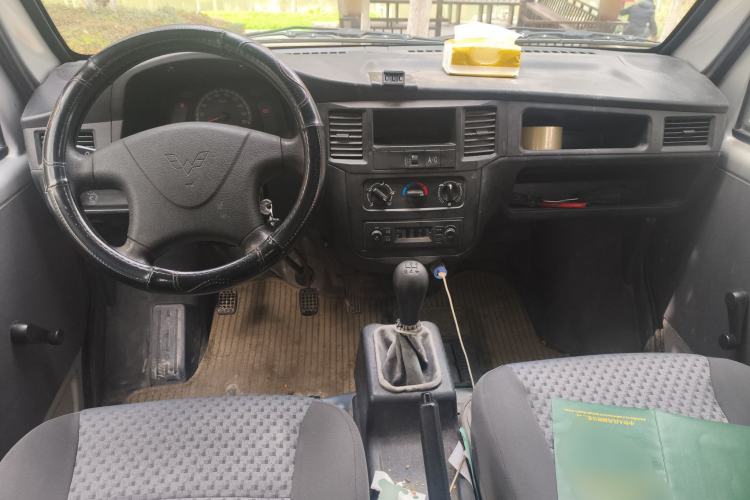 Used Wuling Zhiguang 2015 1.2L Practical LS-I Model Center Console