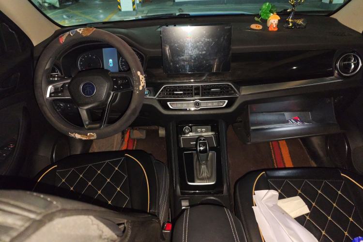 Used BYD Song 2021 Classic Edition 1.5T Automatic Elite Model Center Console