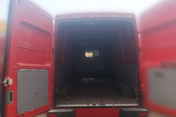 Used Iveco Daily 2021 2.8T V35 VAN厢式 van 3-seater short wheelbase mid-roof design single-tire manual doors