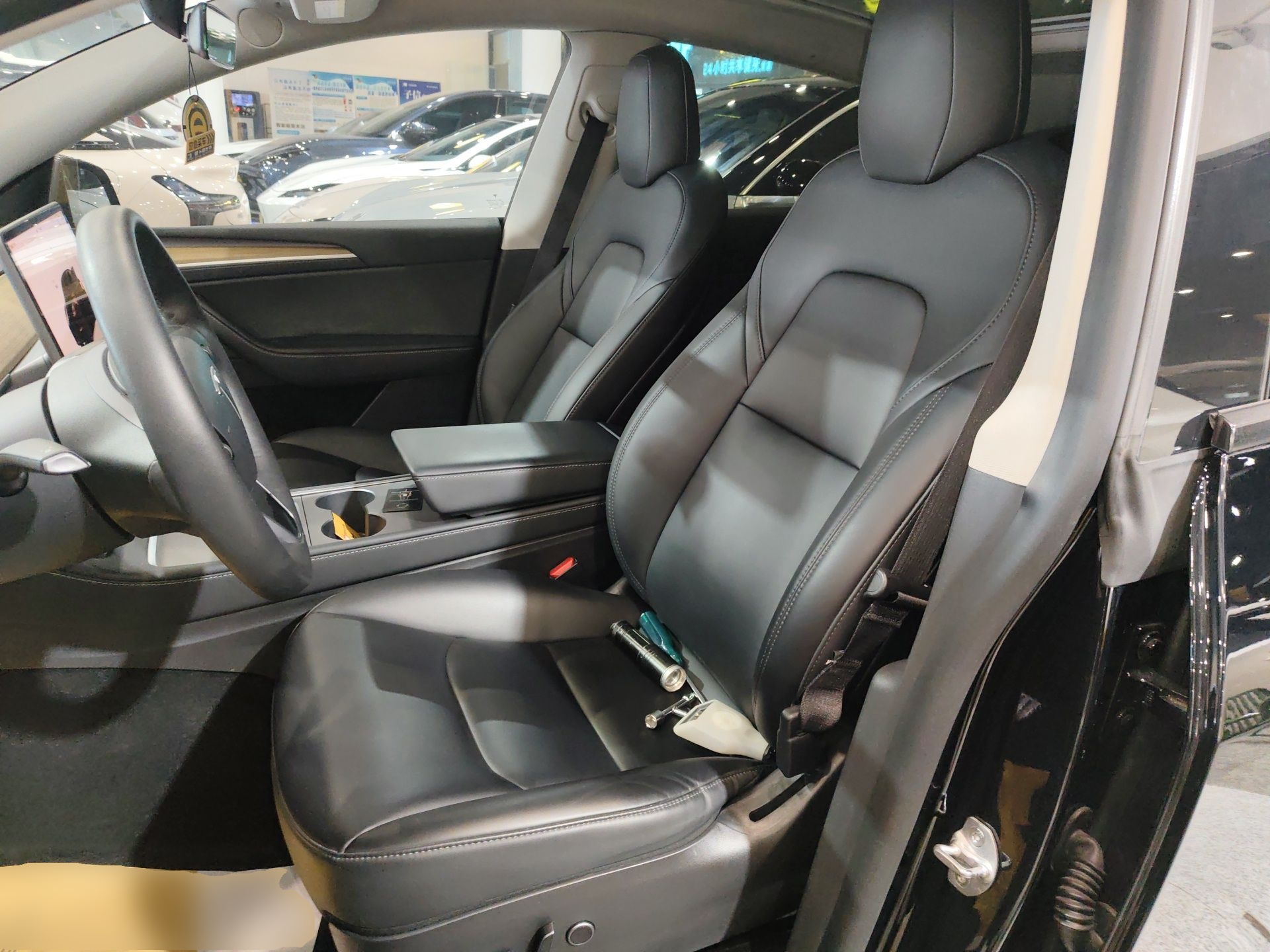 المقاعد الأمامية داخل السيارة