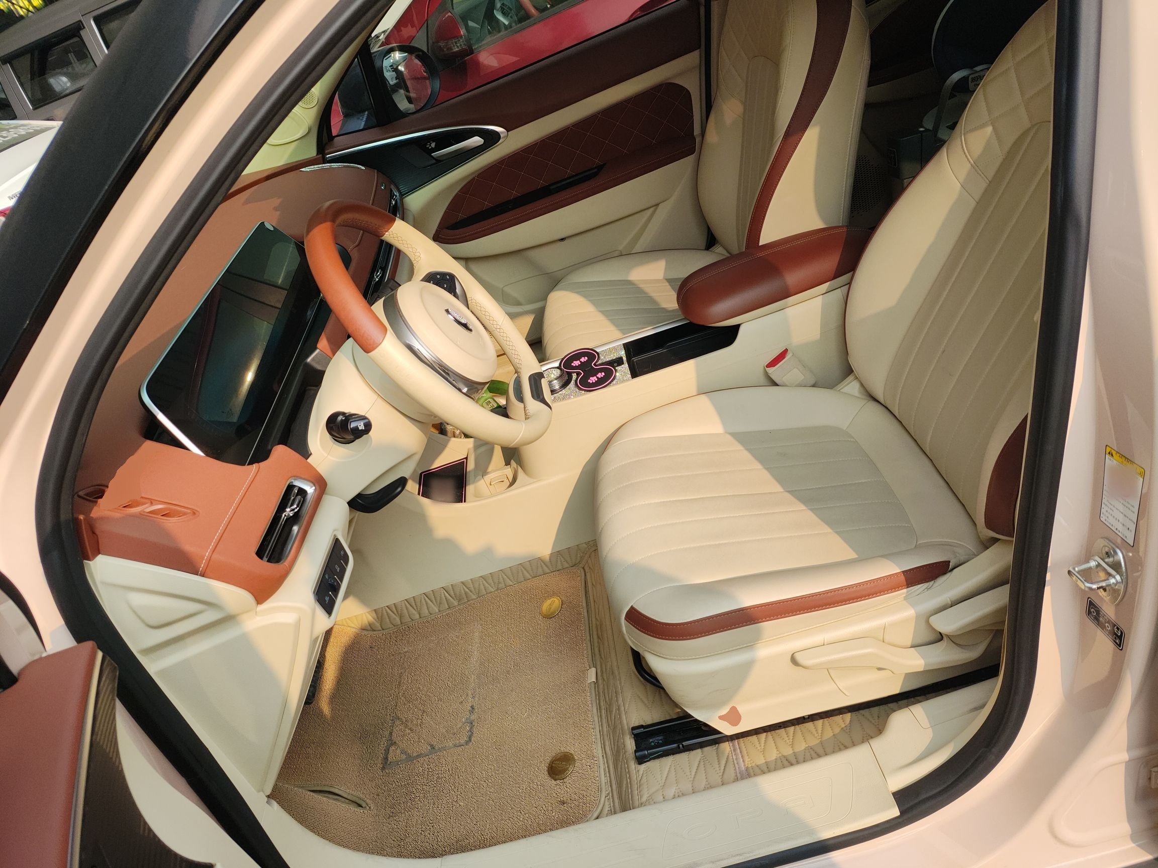 المقاعد الأمامية داخل السيارة