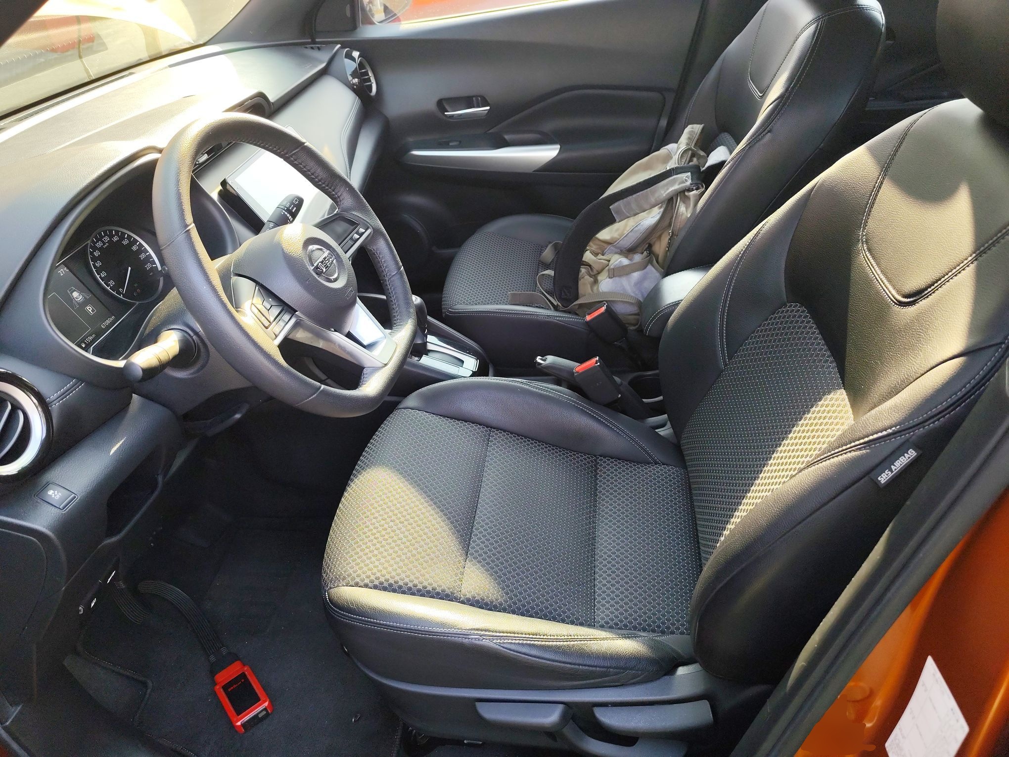 المقاعد الأمامية داخل السيارة