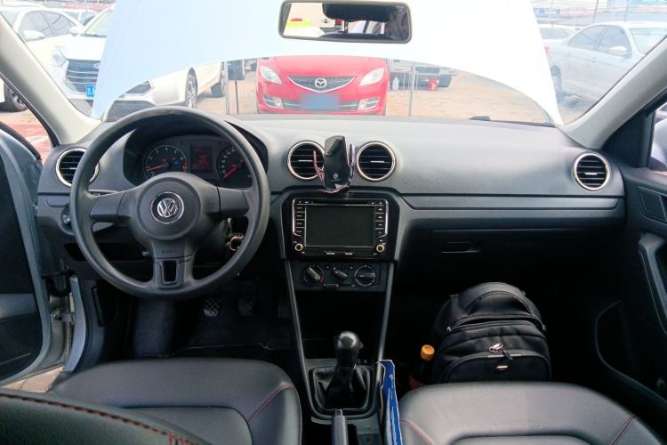 Used Volkswagen Jetta 2015 Zhuihui Edition 1.4L Manual Fashion Model Center Console