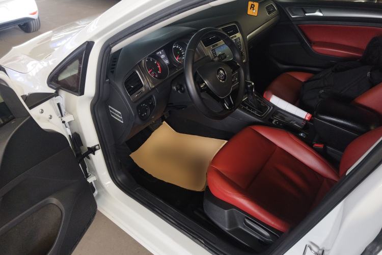 Used Volkswagen Golf 2016 1.6L Automatic Fashion Model
