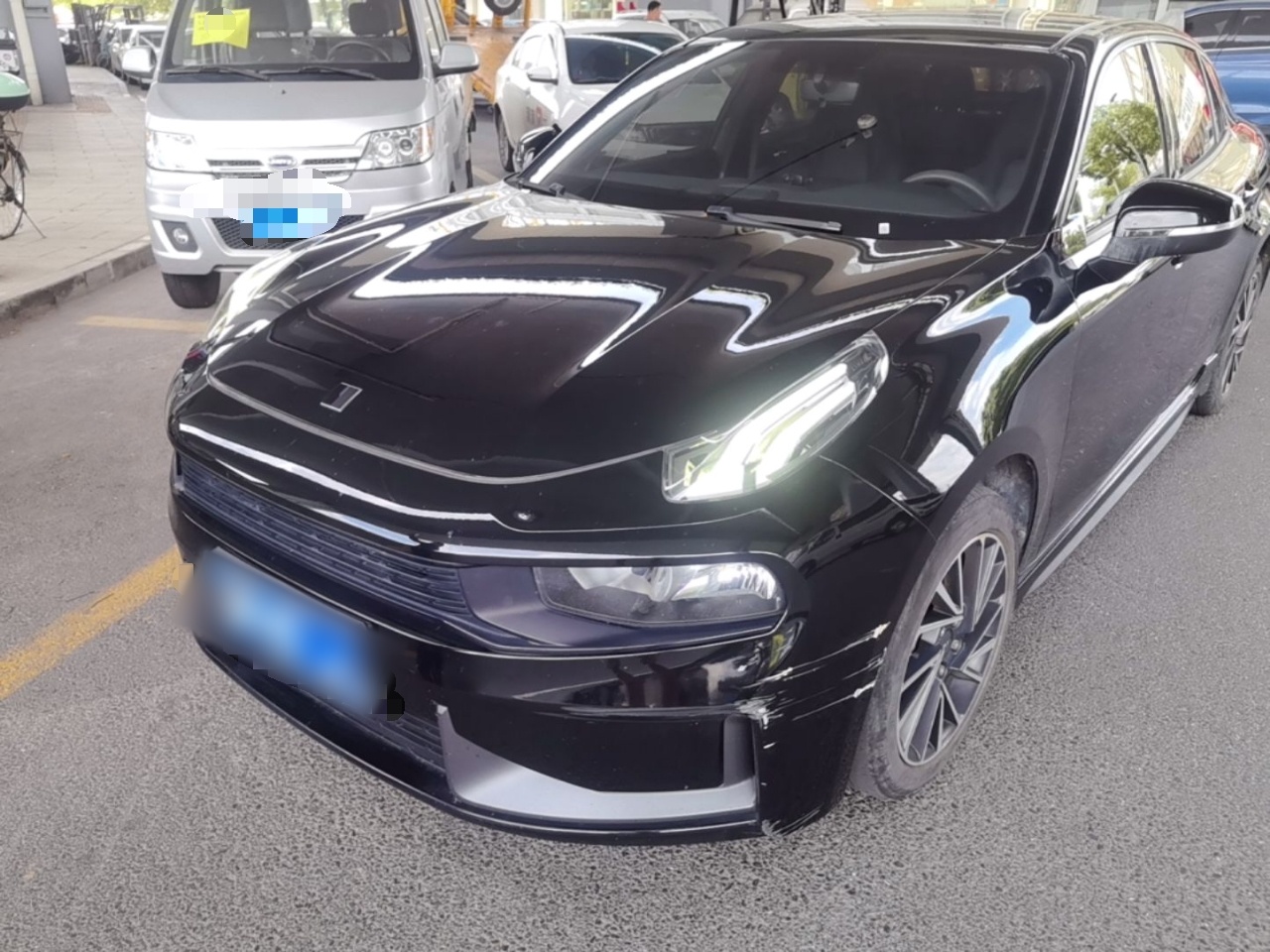 Под передней частью автомобиля