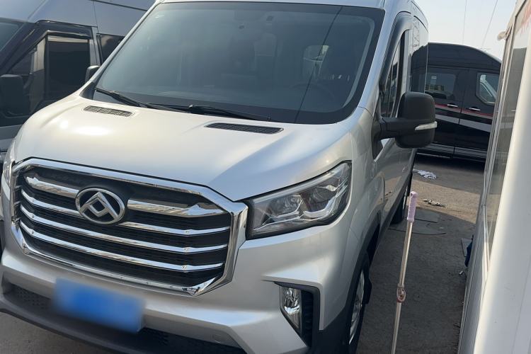 Used SAIC MAXUS Xintu V90 2022 2.0T Manual Zhiyun King Rear-Drive Short Wheelbase Mid-Roof Design with Single Rear Tire and 6 Seats