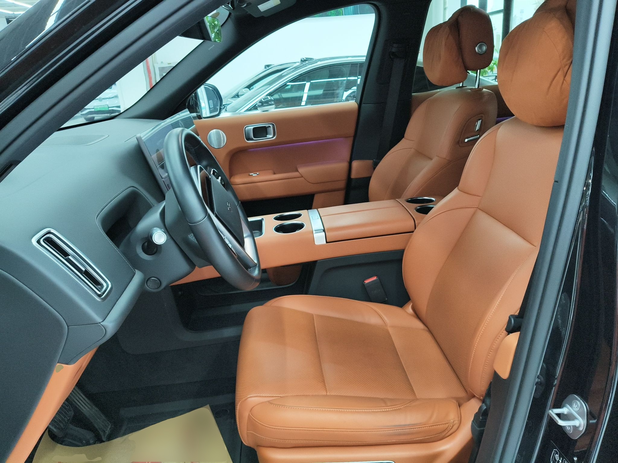 المقاعد الأمامية داخل السيارة