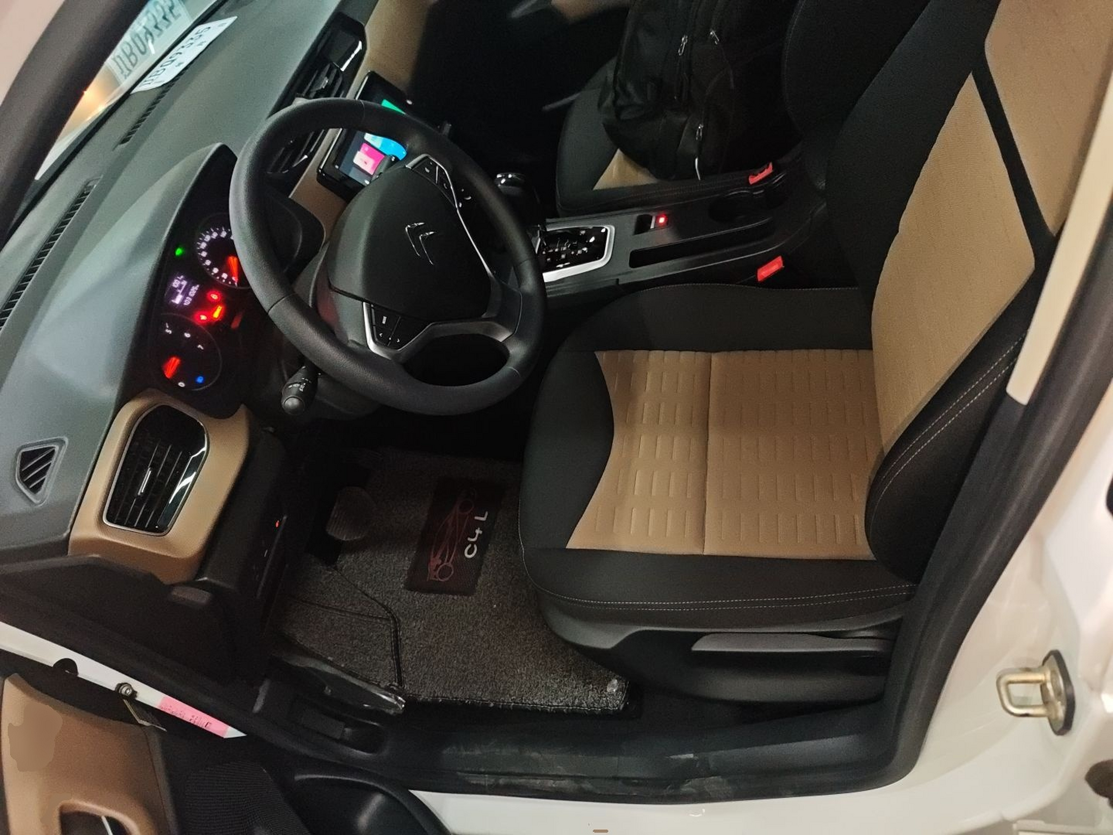 المقاعد الأمامية داخل السيارة