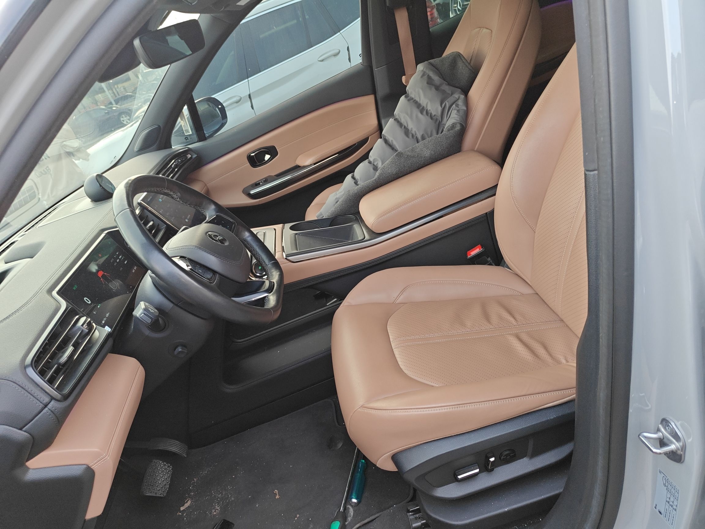 Переднее сиденье в автомобиле